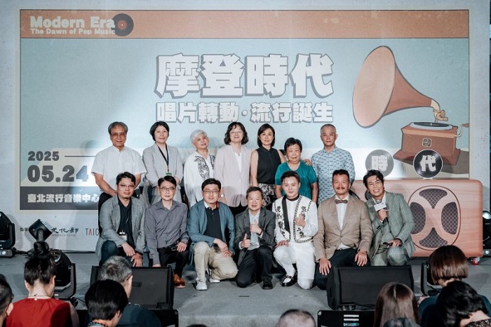 許富凱開心出席開展記者會。(圖/台北流行音樂中心提供)