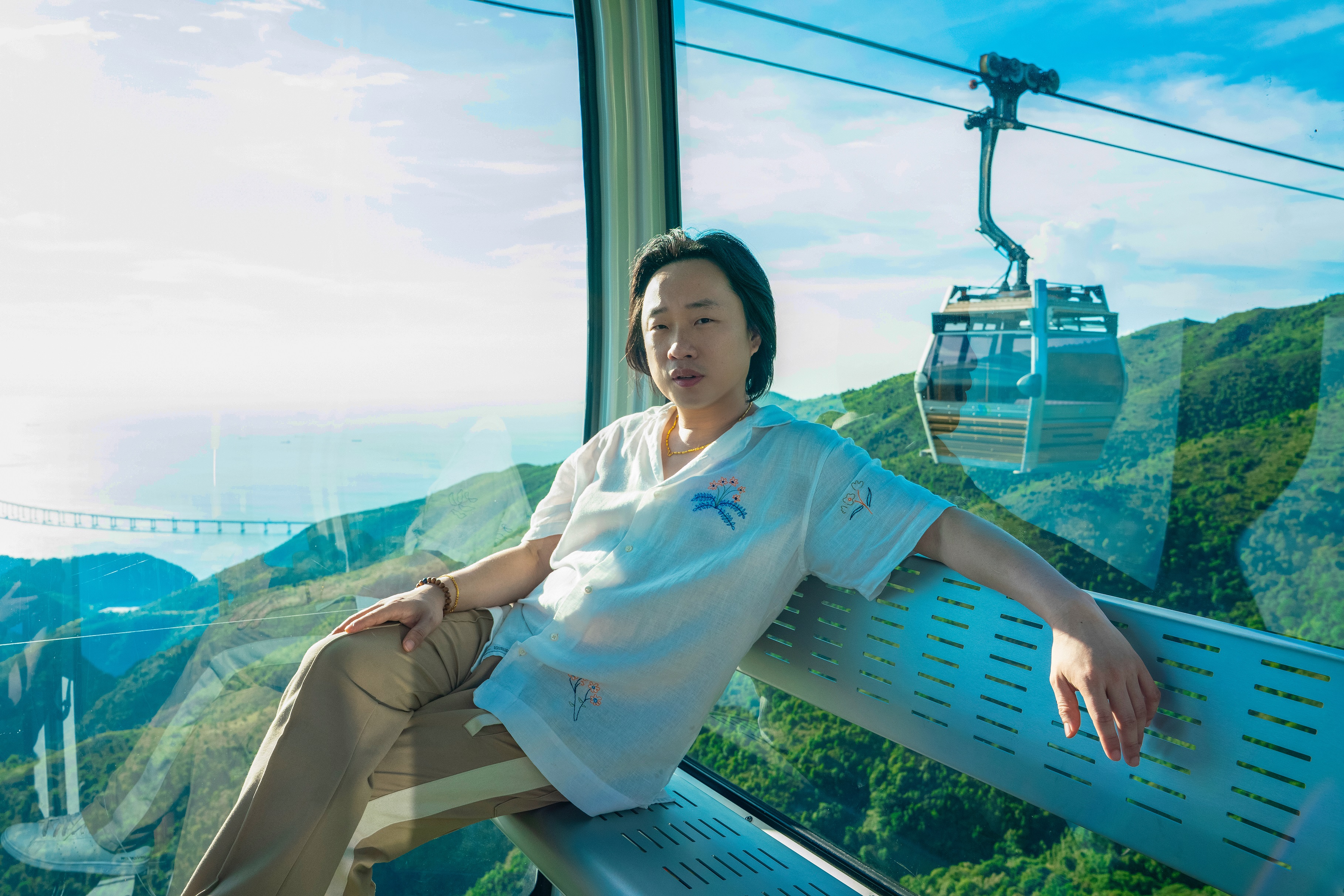 Jimmy takes Crystal + cable car with Ngong Ping 360