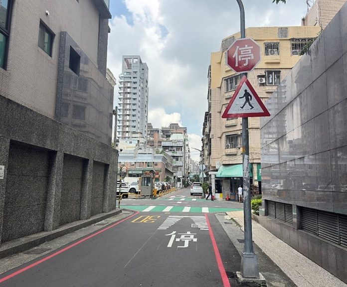 以標誌標線導引