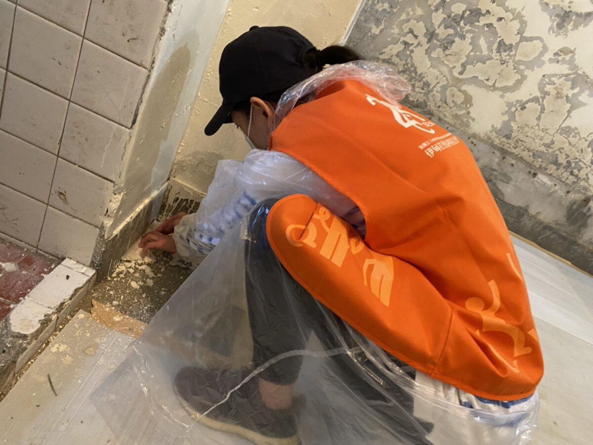 老屋電路管線、鋼筋外露、潮濕陰暗 伊甸為多重疾病邊緣人重建安心家