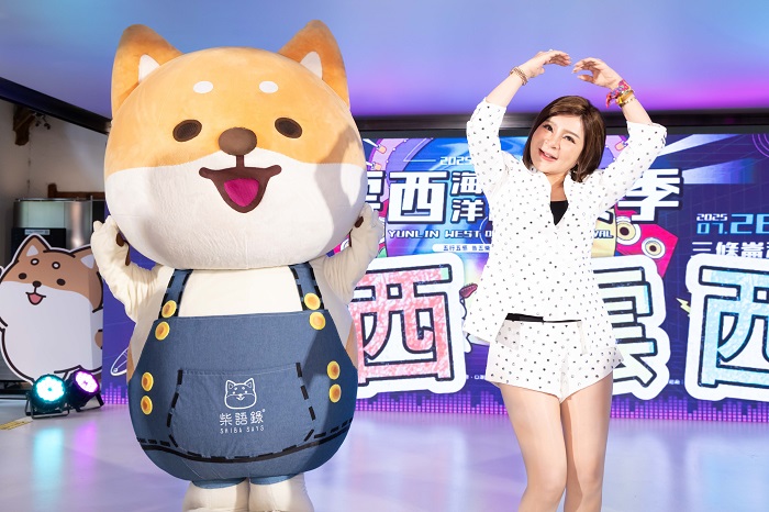 台灣濱崎步王彩樺示範「雲西浪浪舞」手勢舞。雲林縣政府提供