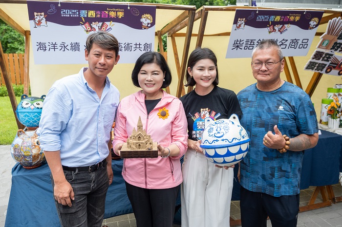 國際沙雕師周聖強老師(左一)現場展示沙雕創作,丁仁桐理事長(右一)展示在地海廢浮球藝術作品。(圖/雲林縣政府)