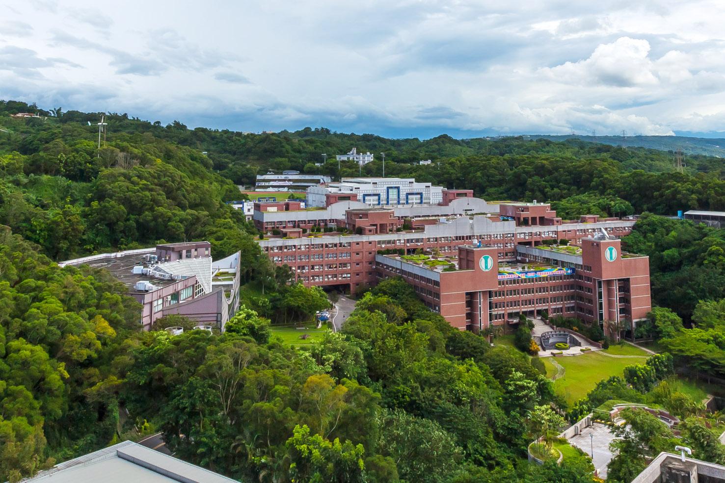 過年走春到大葉大學　與台灣華陀酒業合作開發的黑米酒限量送