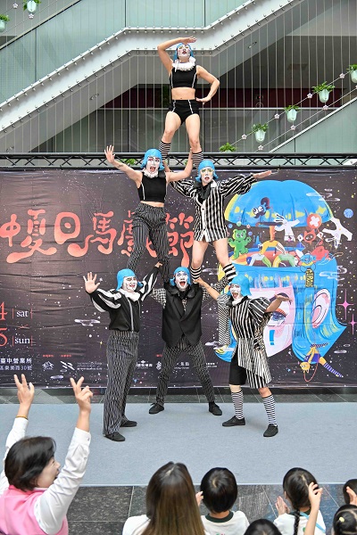 小丑八怪 人體疊羅漢精湛特技讓小朋友們看得目不轉睛
