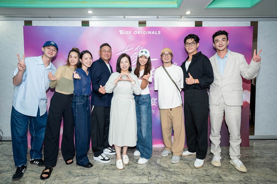 張軒睿(左起)、莫允雯、程予希、tvbs副總經理 郝孝祖、tvbs總經理 劉文硯、製作人林心如、導演許富翔、李程彬、tvbs製作人 戴天易 出席殺青酒。圖／tvbs