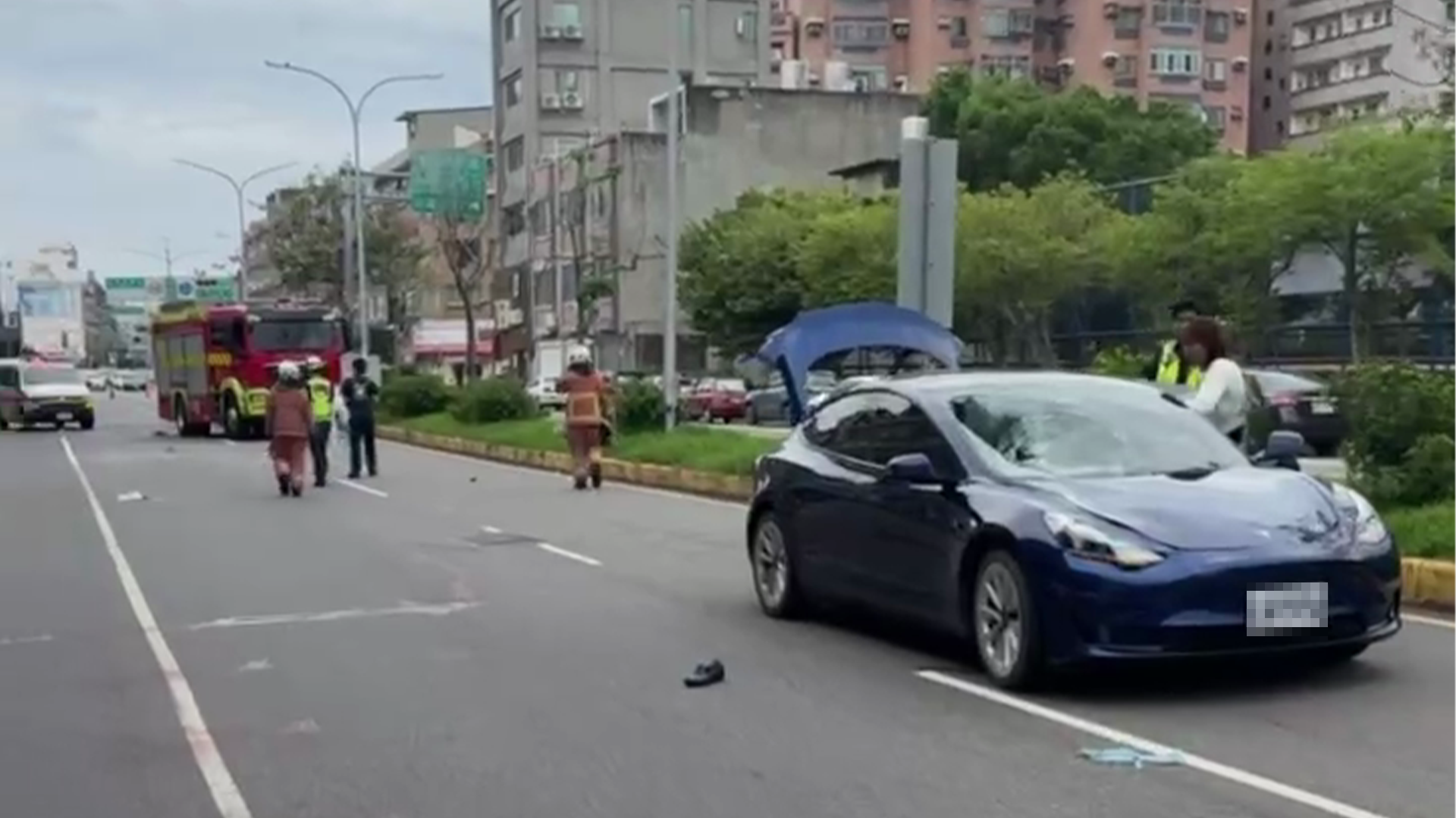 ▲新竹特斯拉違規！猛撞夫妻倆...釀1死1重傷 女駕駛依法送辦（圖／翻攝畫面）