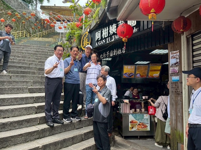 板橋區長陳奇正(中)帶領日本貴賓走訪九份老街