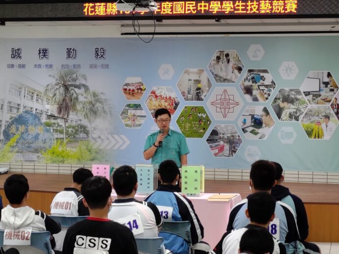 熱心奉獻杏壇 黃鴻穎榮獲中等學校教育服務獎