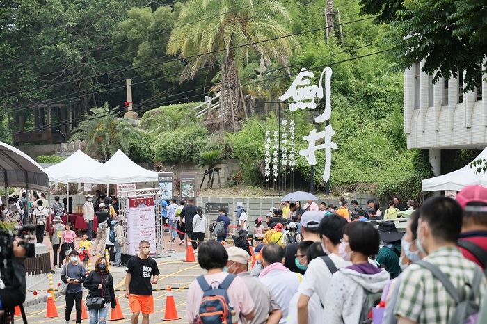 熱情有順序的取水人潮