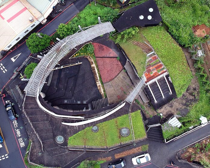 空拍員山機堡的全景。（圖／楊基山攝