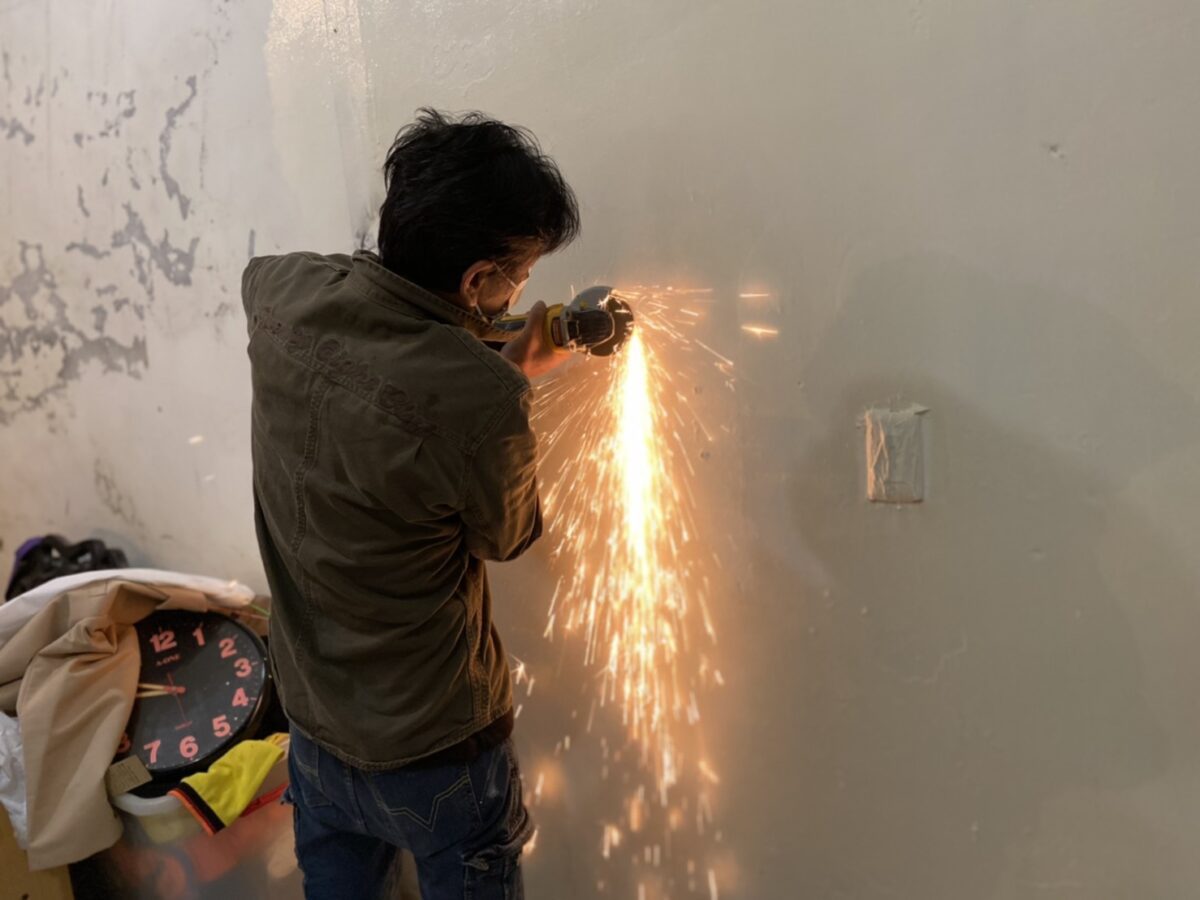 老屋電路管線、鋼筋外露、潮濕陰暗 伊甸為多重疾病邊緣人重建安心家