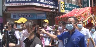 都城隍爺出巡賑孤 炎夏酷暑擋不住繞境熱情