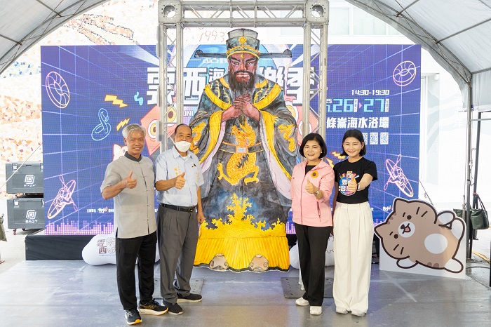 風箏大師侯順政(左一)攜手海清宮,打造象徵包公精神的「正氣飛揚」青天風箏。(圖/雲林縣政府)